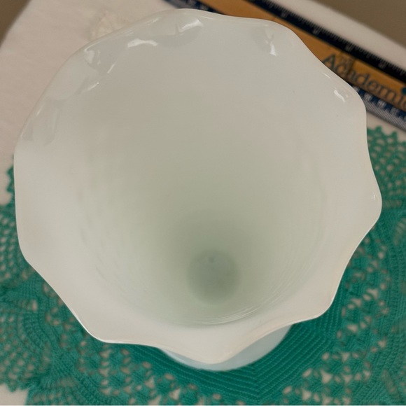 Vintage Milk Glass White Hobnail Vase 9 1/4 inches tall 5 inch diameter - Picture 7 of 7
